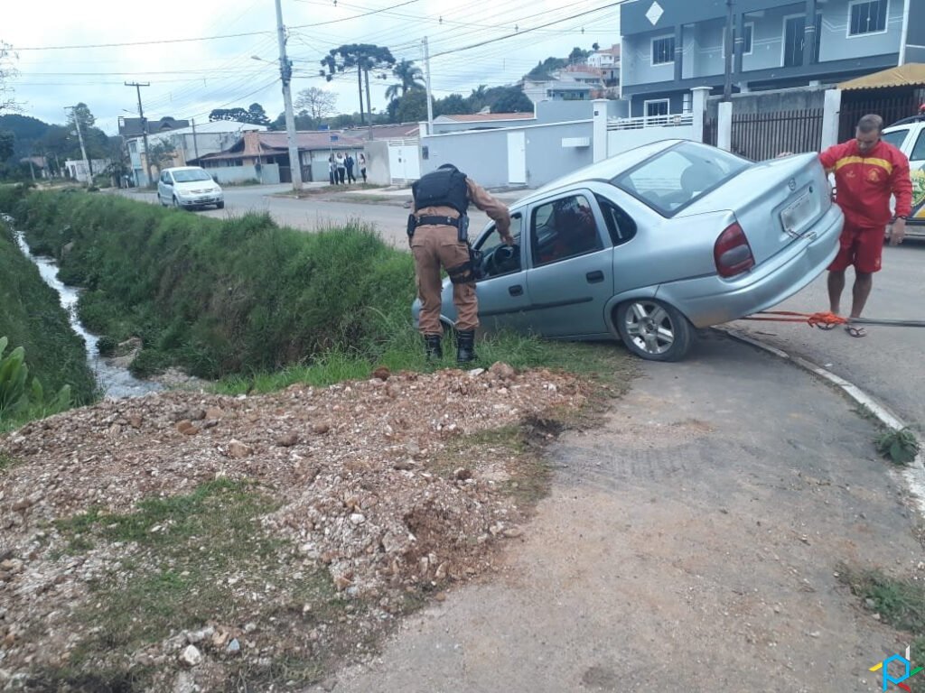 Motorista Sinais De Embriaguez Quase Cai Na Valeta E Foge Do Local