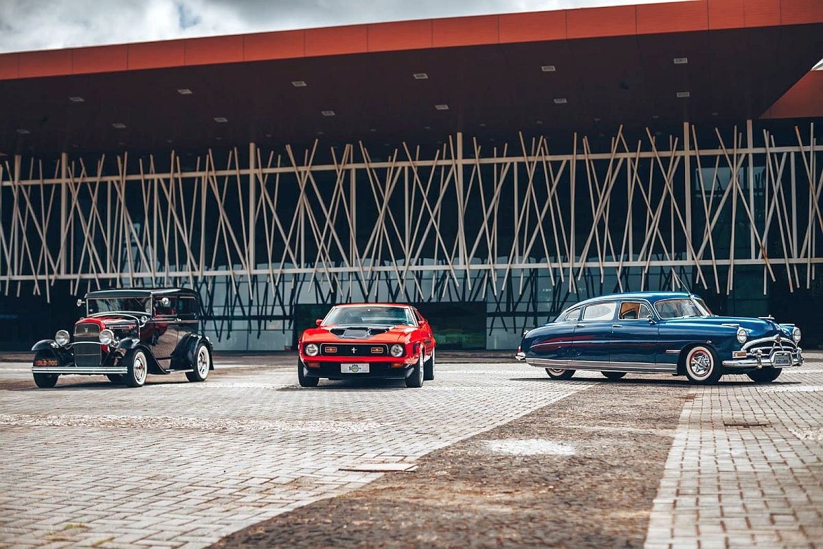 Carros antigos e customizados são atrações da 3ª Old & Low Car Curitiba