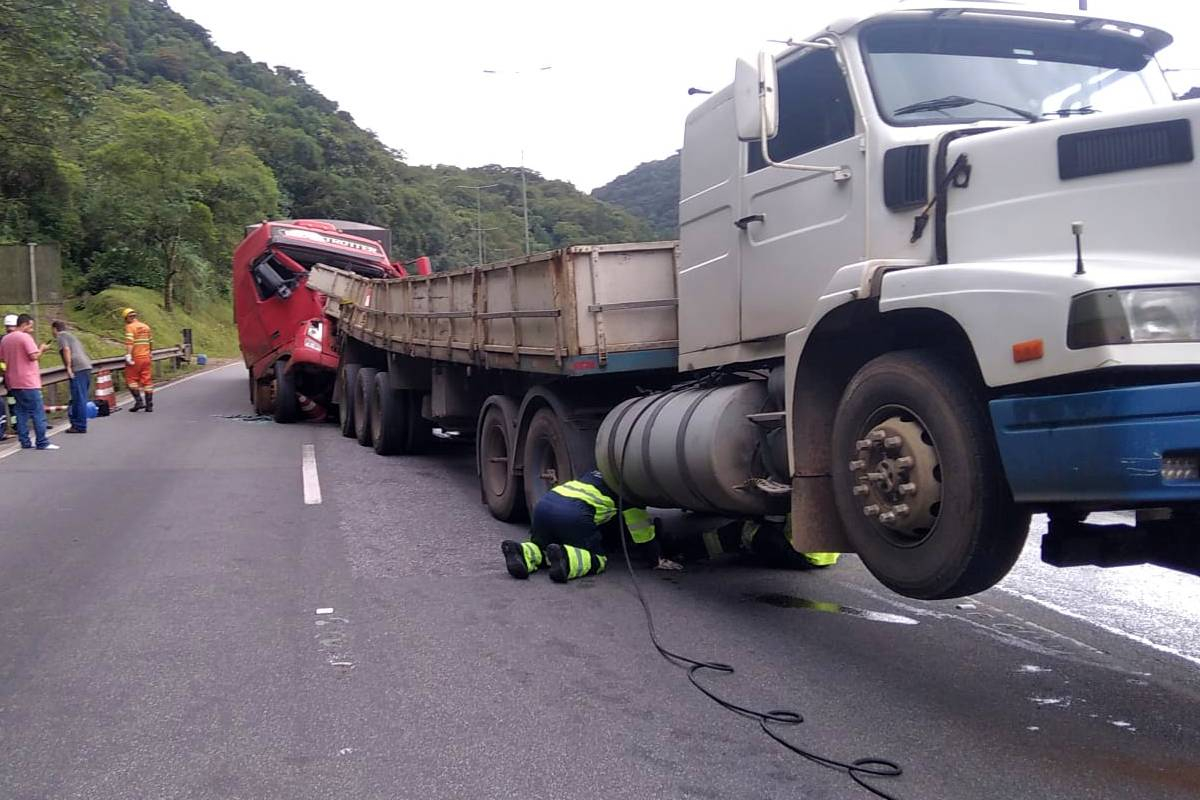 Acidente entre caminhões interdita trecho da BR 376 sentido Santa Catarina