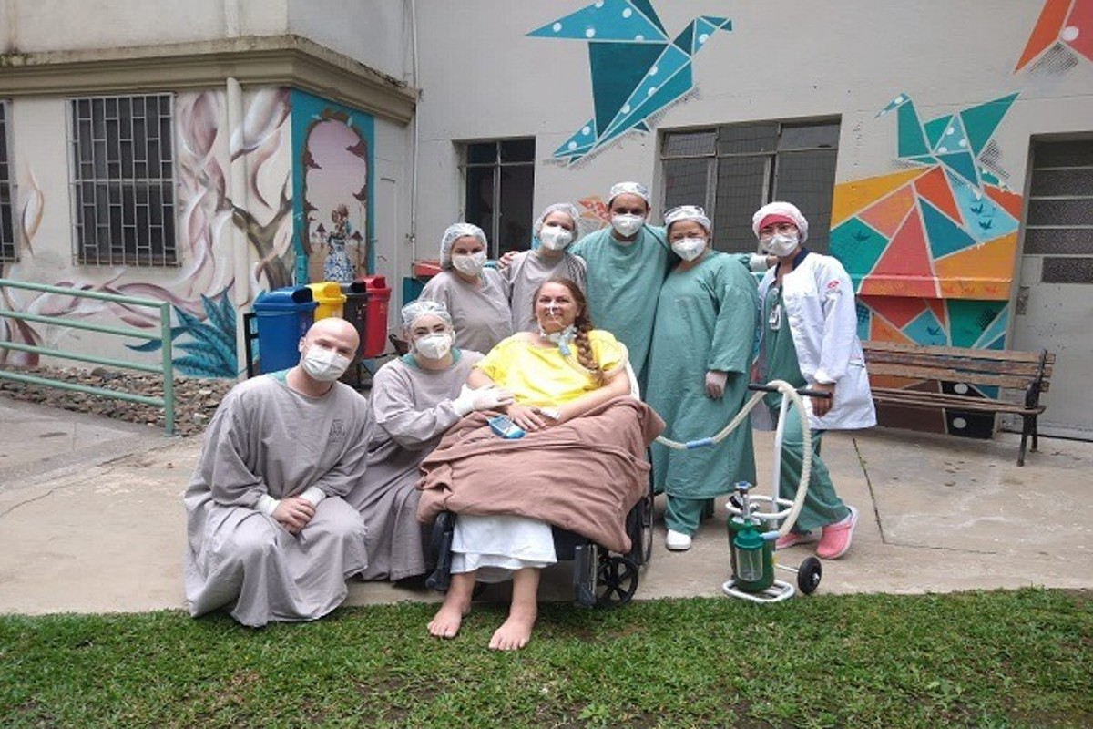 Após meses na UTI, alta de paciente com covid emociona médicos em Curitiba