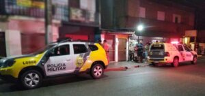 Atirador encapuzado invade barbearia e mata jovem a tiros em Piraquara