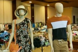 Bazar em Curitiba tem roupas novas variando entre R$ 2 e R$ 30