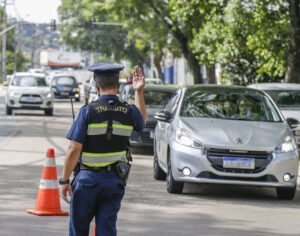 Blitz prende um, acha arma de fogo e recaptura fugitivo com moto barulhenta