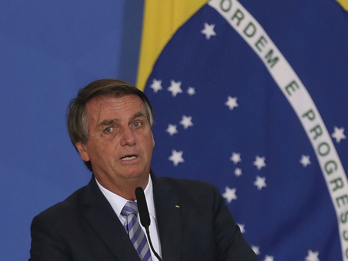 Bolsonaro defende ditadura e alfineta ministros do STF: "cala a boca e bota a tua toga"