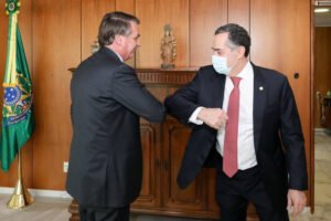 Bolsonaro recua de ataques a Barroso e diz que eleição terá 'ritmo normal'