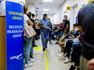 Brasil registra mais de 28 mil casos de Covid e total chega a 30,3 milhões