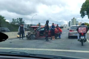 Carro fica atravessado em viaduto da BR 277 após sequência de acidentes