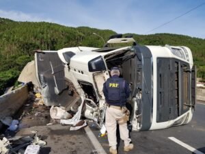Casal se envolve em acidente na BR 116, em Campina Grande do Sul