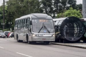 Ciclista se revolta com motorista que teria jogado ônibus contra ele e impede o veículo de seguir trajeto no Cabral