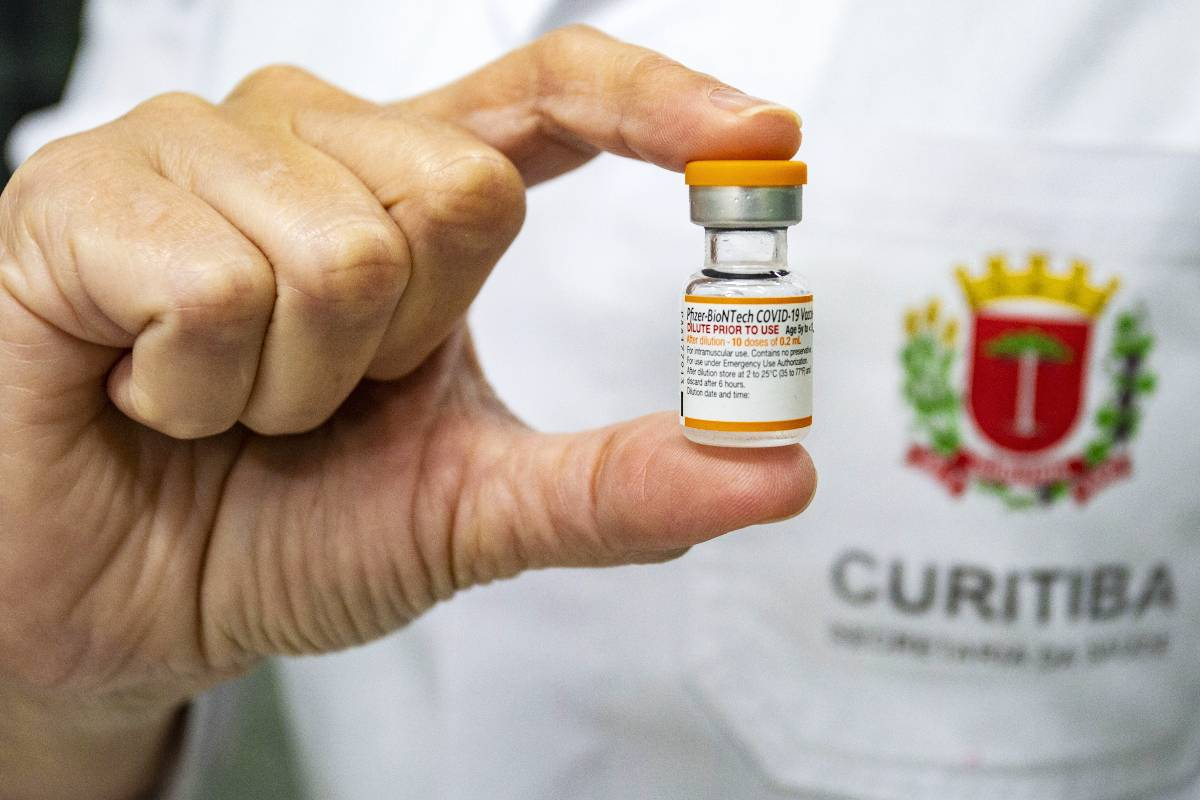 Curitiba divulga calendário para vacinação dupla contra gripe e covid