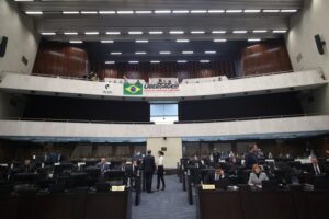 Em primeiro turno, deputados aprovam projeto que proíbe exigência de 'passaporte da vacina' no Paraná