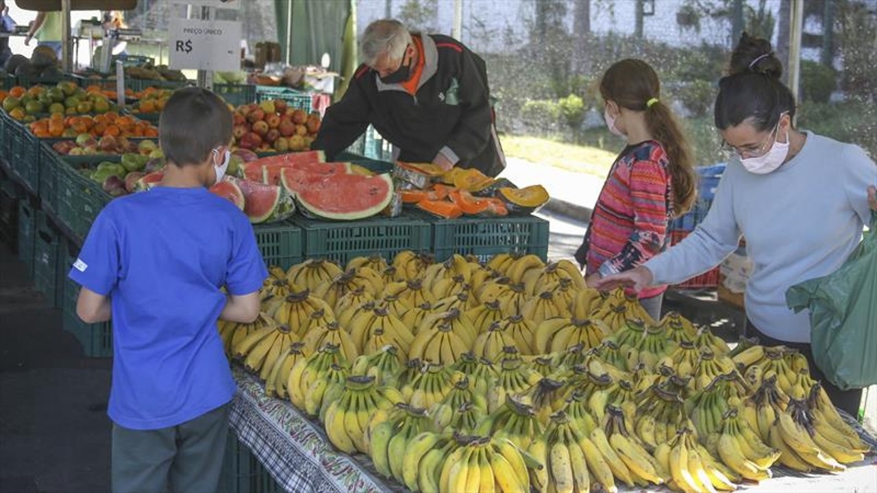 Feira em Curitiba a preço de R$ 2,99 o quilo para 30 frutas e legumes