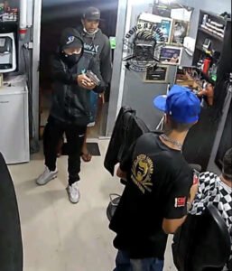 Imagens mostram dupla armada invadindo e roubando barbearia em São José dos Pinhais