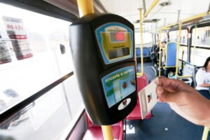 Mais 10 linhas de ônibus de Curitiba passam a aceitar só cartão