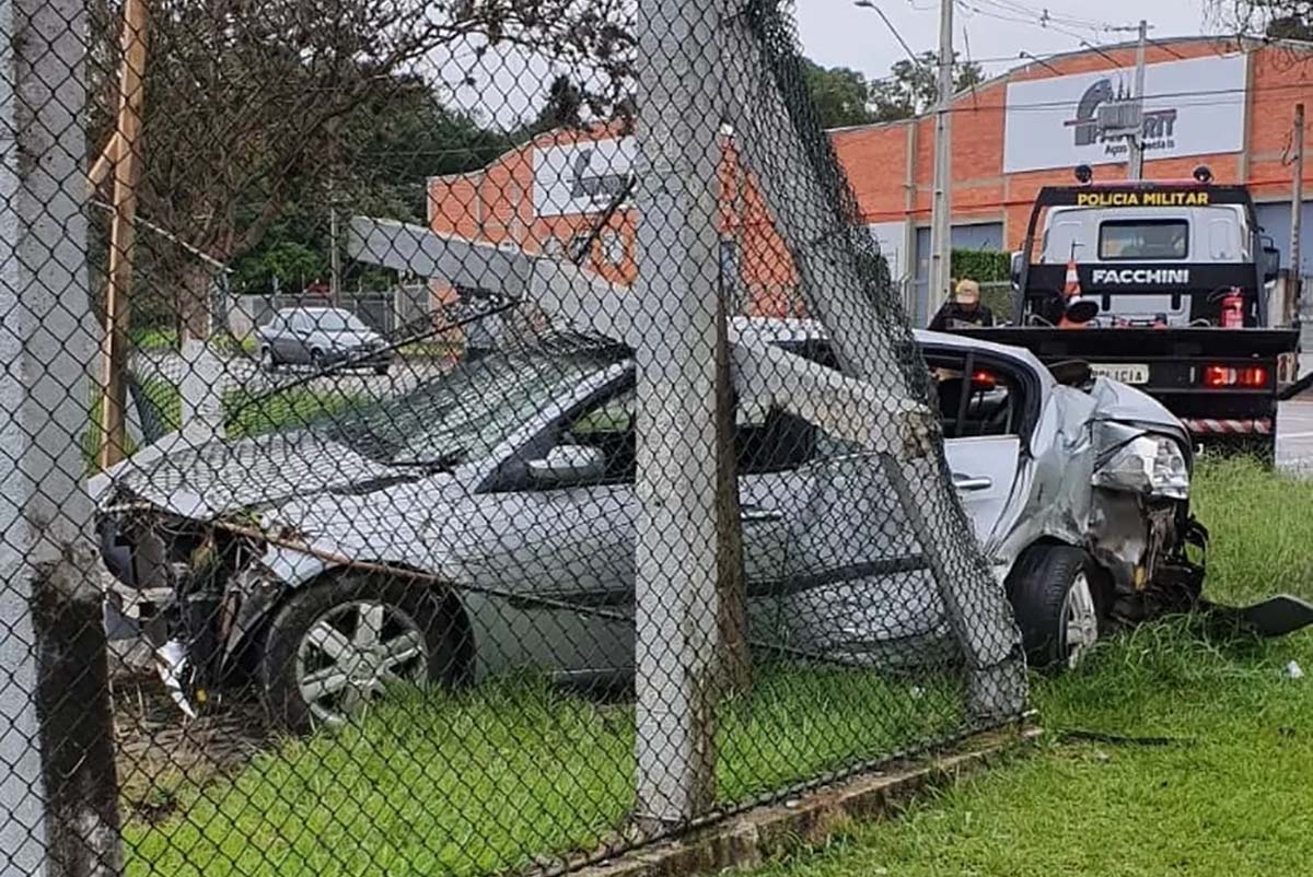 Motorista bate, derruba posta, invade empresa e foge do local em Curitiba