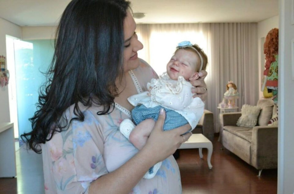 Mulher deixa emprego em multinacional e passa a confeccionar os chamados bebês reborn em Minas Gerais
