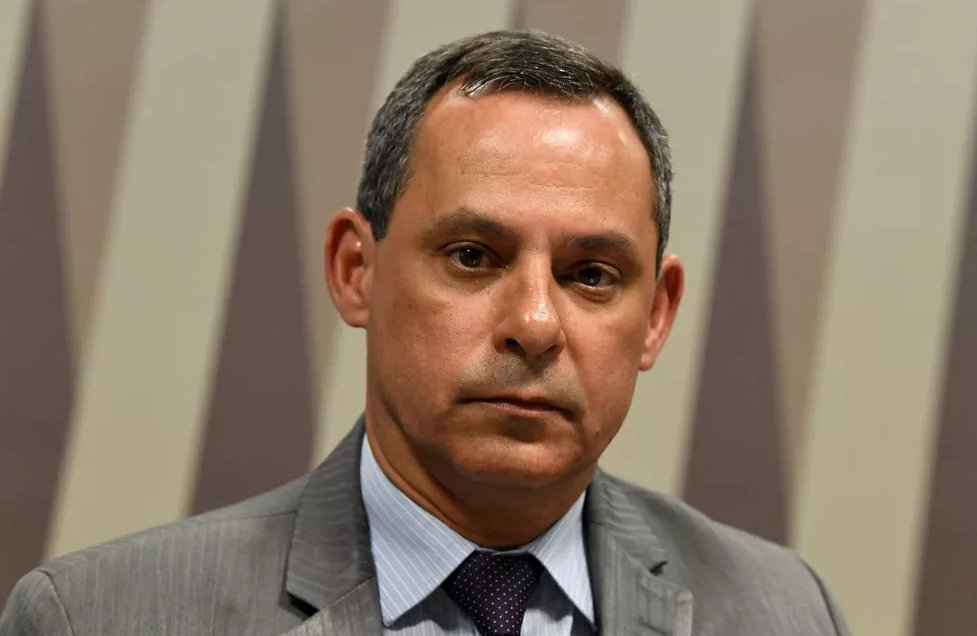 Novo presidente da Petrobras defende política de preços ao tomar posse