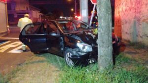 Policial militar perde controle da direção, bate carro contra árvore e é levada ao hospital em Curitiba