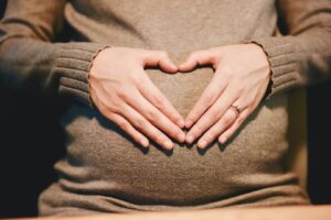 Por ganância, mãe faz filha abortar bebê de 7 meses em Campo Grande: 'tira essa po##@'