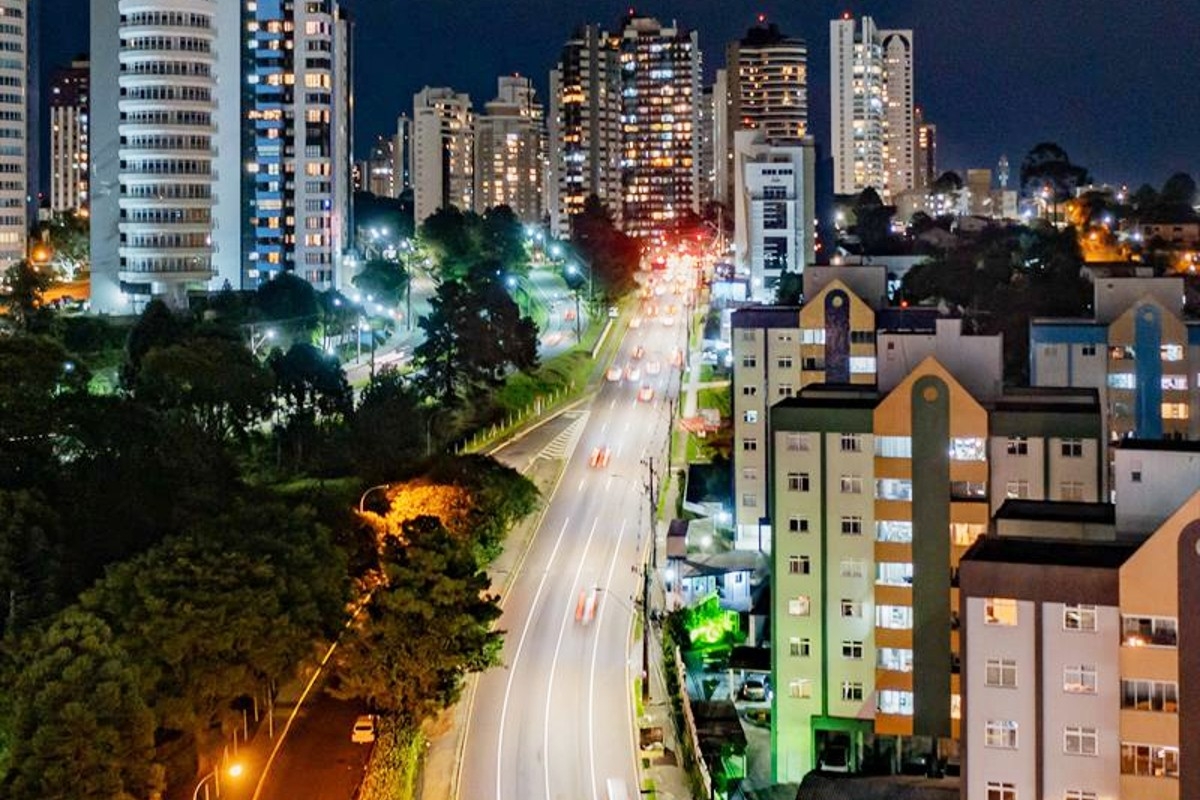 Ruas, vias rápidas e canaletas de ônibus de Curitiba ganham iluminação com LED