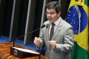Senador que integrou CPI da Covid critica fala de Queiroga na TV: 'é muita cara de pau'
