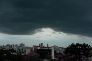 Temporal em Curitiba? Defesa Civil alerta para mais chuva e ventos fortes