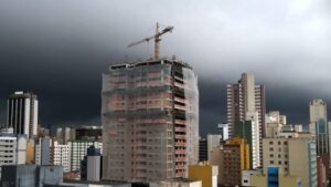 Volume de chuva dobra média história em Curitiba no mês de março