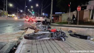 Motociclista fica em estado grave após bater contra caminhonete em Piraquara; ele teria furado sinal