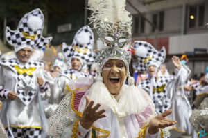 Quase 18 mil pessoas encaram frio pra assistir desfiles em Curitiba