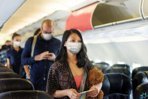 Cai a obrigatoriedade do uso de máscaras em aeroportos e aviões