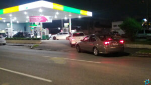 Motoristas fazem filas em postos de combustíveis em Curitiba; preços vão aumentar