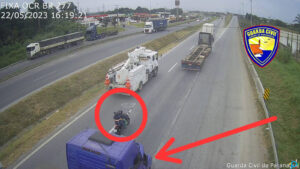 Imagens mostram caminhão arrastando motocicleta e matando duas pessoas na BR 277; motorista fugiu   Banda B