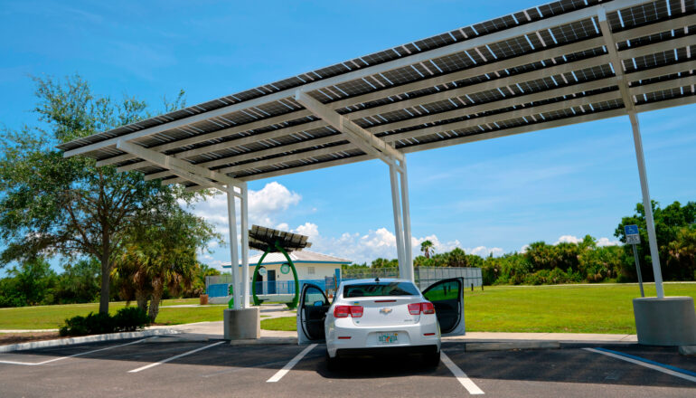 Uma das soluções para uso da energia solar fotovoltaica é como estrutura para garagem 
