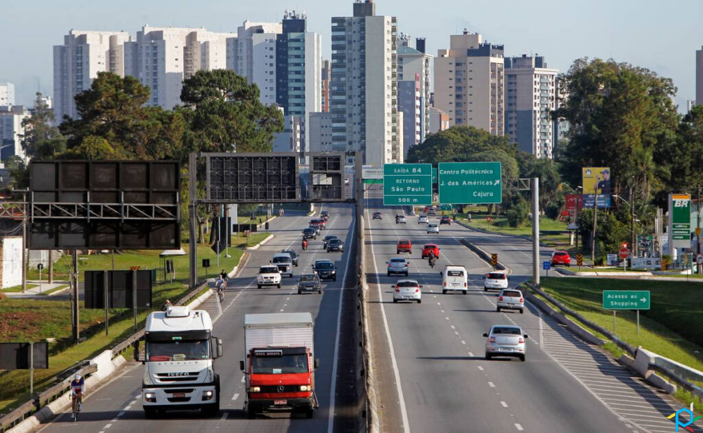 Estradas próximas a Curitiba têm movimento alto durante o feriado