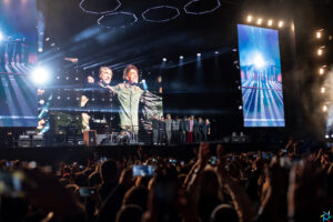 Rock dos Titãs 'desliga' gerador e levanta coro anti Bolsonaro em Curitiba