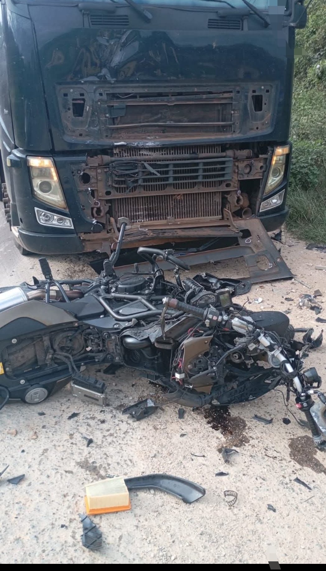 Motociclista escapa quase ileso após colisão com caminhão na Rodovia dos Minérios
