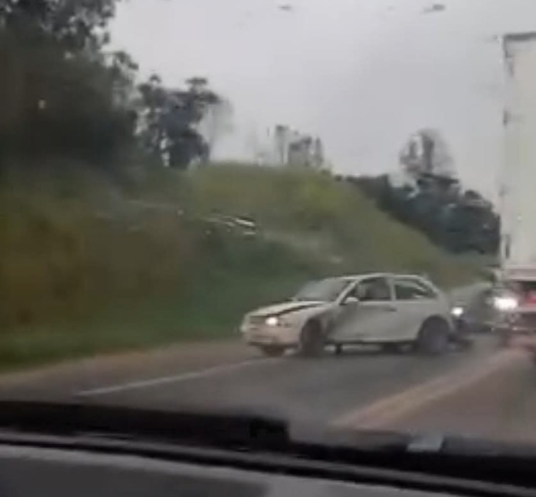 Dois acidentes em sequência causam lentidão no Contorno Norte, em Almirante Tamandaré