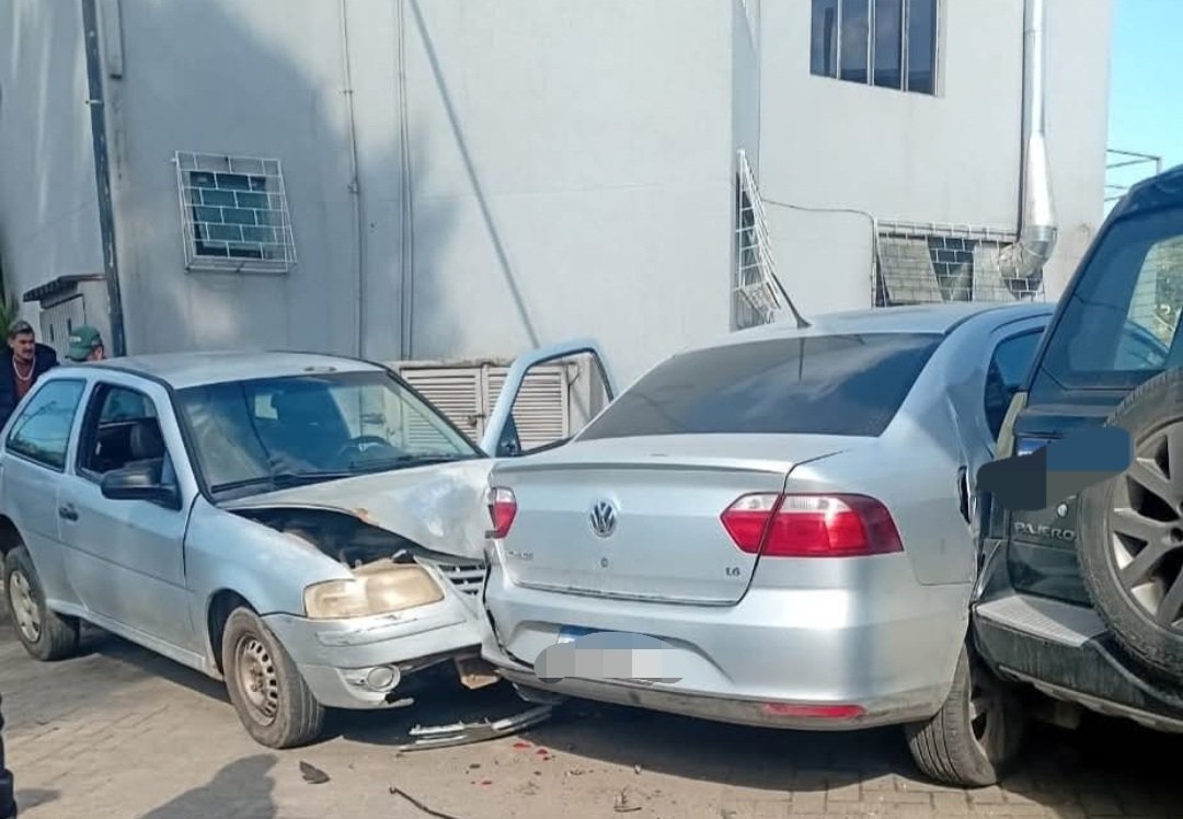 MOTORISTA COM SINAIS DE EMBRIAGUEZ COLIDE EM VEÍCULOS ESTACIONADOS NO CENTRO DE ITAPERUÇU