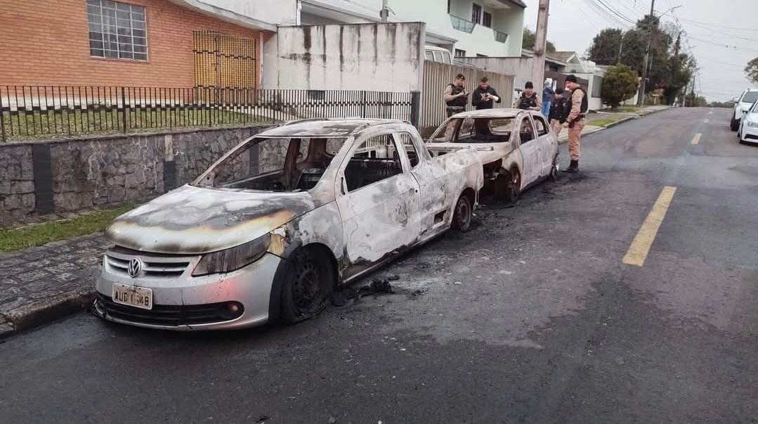 Ataque de ciúmes termina em caos no Guabirotuba: carros incendiados e casa invadida