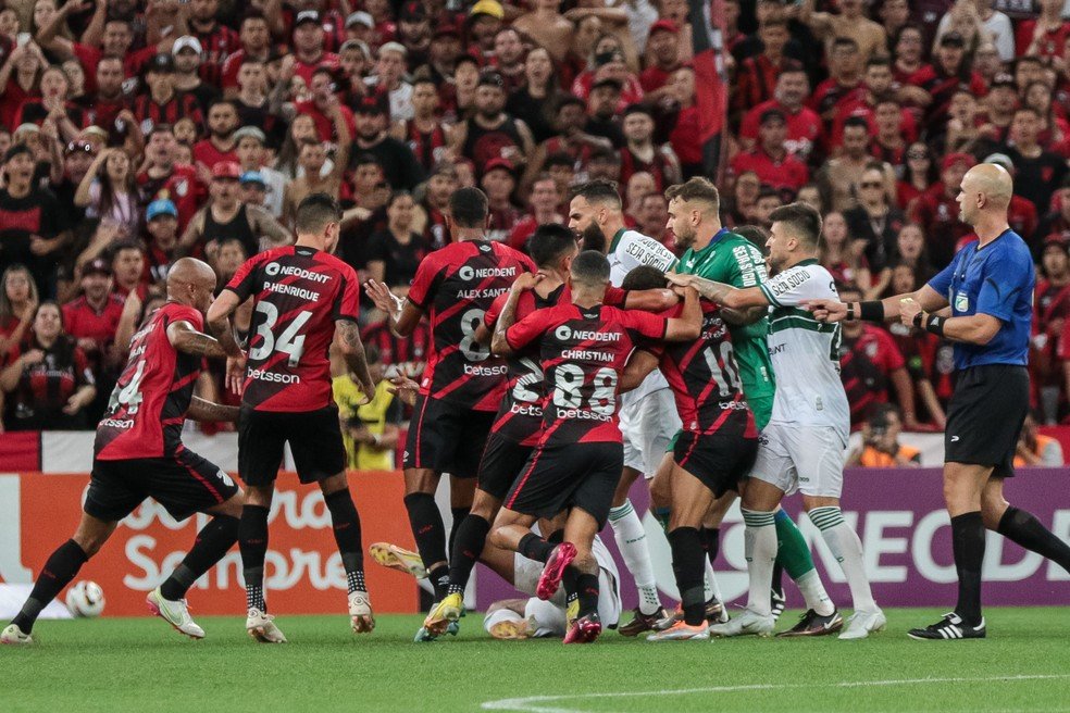 Clássico quente: Coritiba vence o Athletico-PR com golaço e assume a liderança da Série B em jogo marcado por confusão entre torcidas