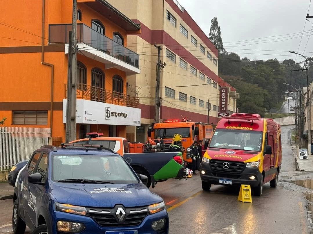 Jovem sofre queda de moto ao passar por lombada em Rio Branco do Sul