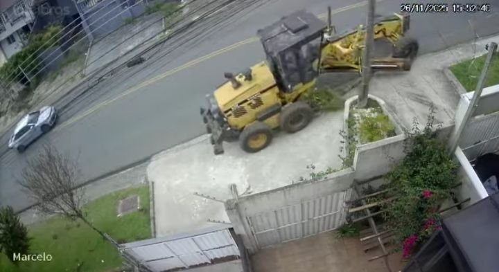 MOTONIVELADORA DE 15 TONELADAS DESCE DESGOVERNADA, ARRASTA ÁRVORES E DERRUBA MURO DE CONDOMÍNIO EM CURITIBA