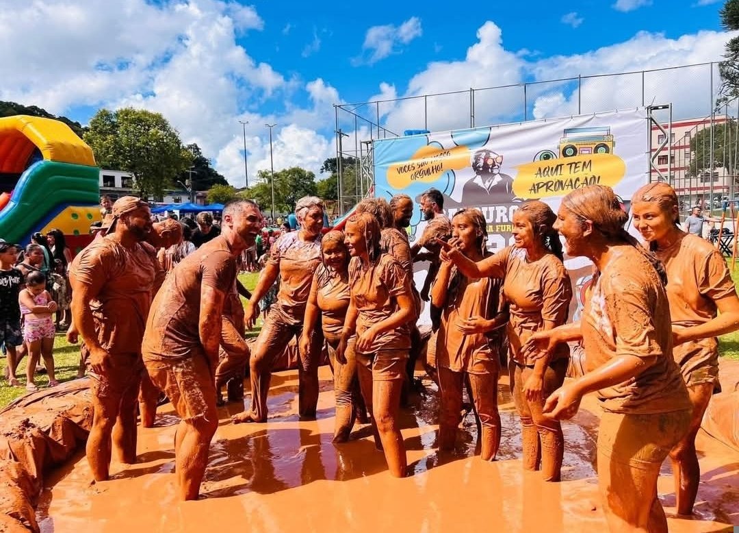 EM RIO BRANCO DO SUL, PREFEITA KARIME FAYAD PROMOVE BANHO DE LAMA EM HOMENAGEM AOS CALOUROS DO CURSO PRÉ-VESTIBULAR SAR…