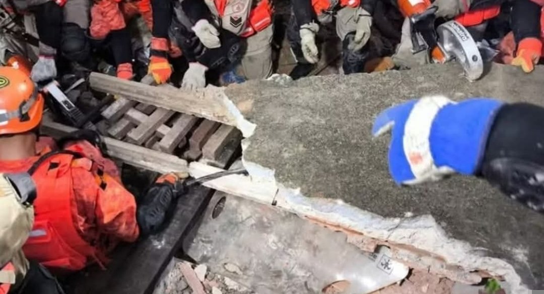 CRIANÇA DE 11 ANOS MORRE APÓS CASA DESABAR EM DUQUE DE CAXIAS.