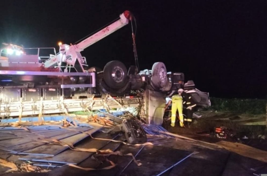 HOMEM FICA GRAVEMENTE FERIDO EM TOMBAMENTO DE CAMINHÃO NA LAPA.