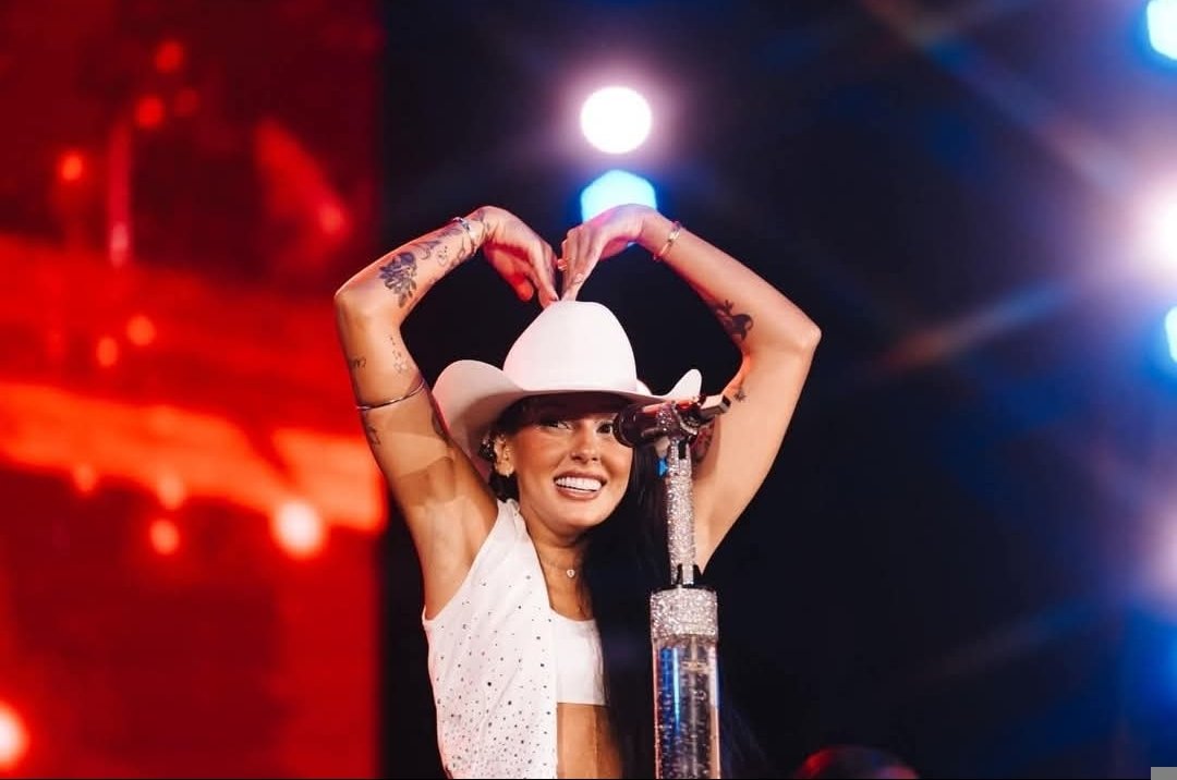 COM EMOÇÃO E MUITA ALEGRIA, MAIS DE 228 MIL FÃS CANTAM COM ANA CASTELA EM MATINHOS