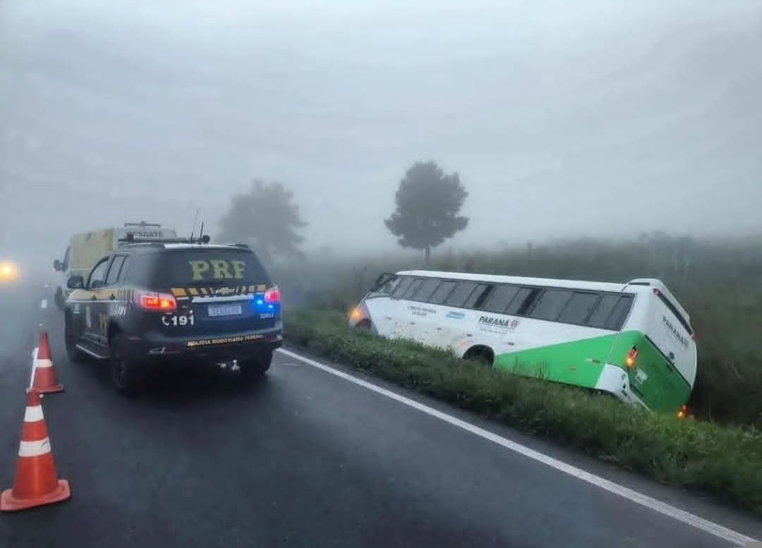 ÔNIBUS COM PACIENTES TOMBA NA BR-277, EM BALSA NOVA