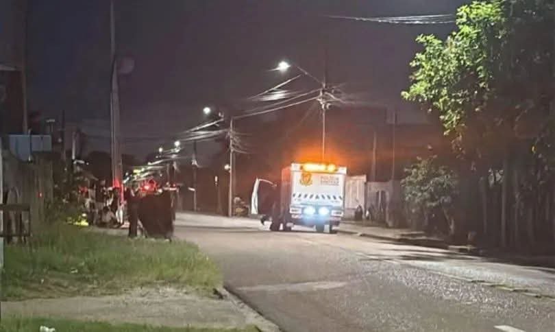 HOMEM É ENCONTRADO MORTO DENTRO DE VEÍCULO EM PINHAIS.