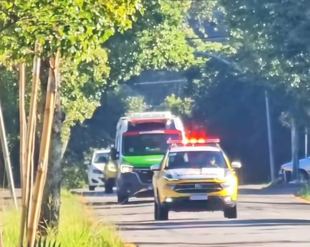 FURTO DE AMBULÂNCIA TERMINA EM PERSEGUIÇÃO PELAS RUAS DE CURITIBA.