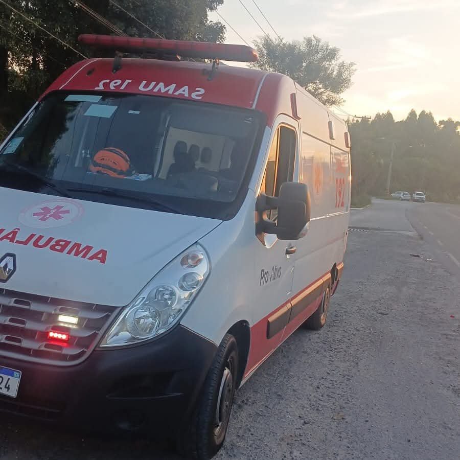 ACIDENTE ENTRE MOTO E VAN ESCOLAR DEIXA MOTOCICLISTA FERIDO EM ITAPERUÇU.